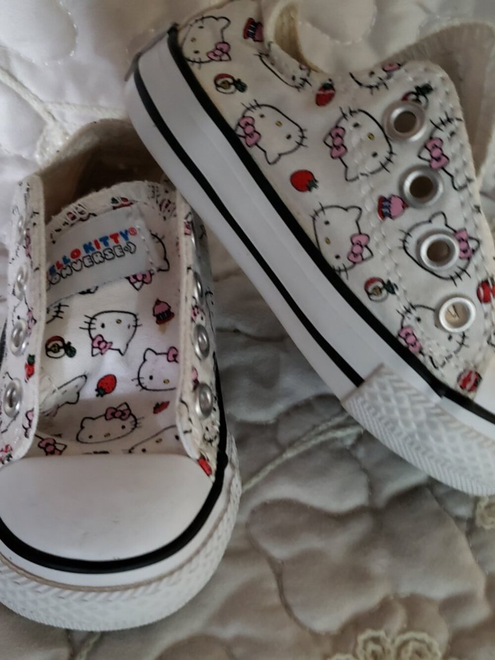 EUC CTAS Converse Hello Kitty x Converse Chuck Taylor All Star Ox TD 'White' (4)
